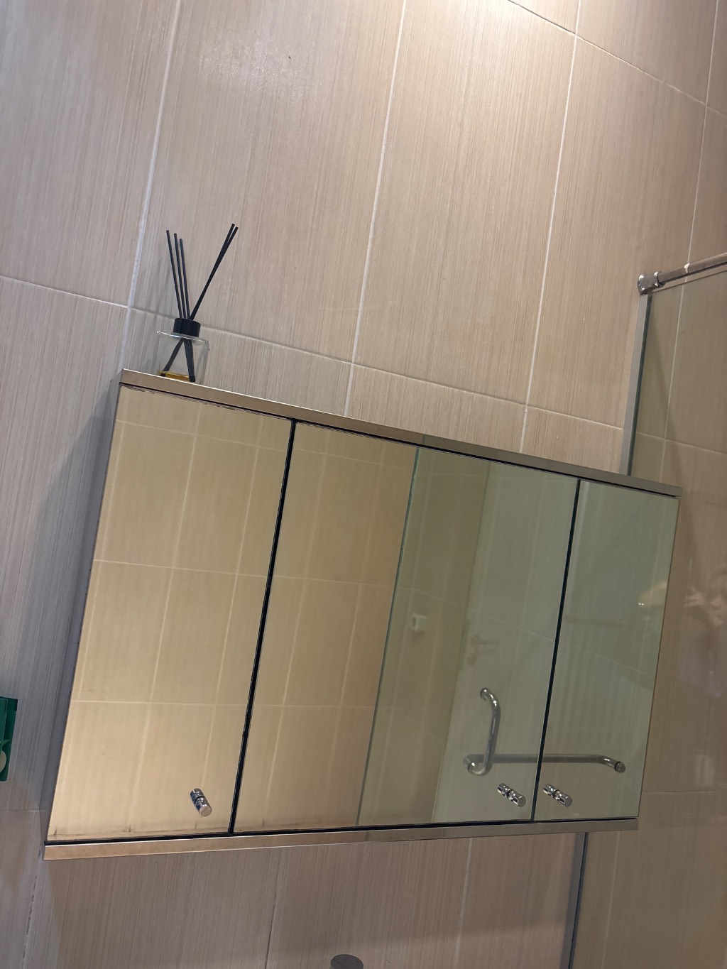 Kaca toilet dan penyimpanan
