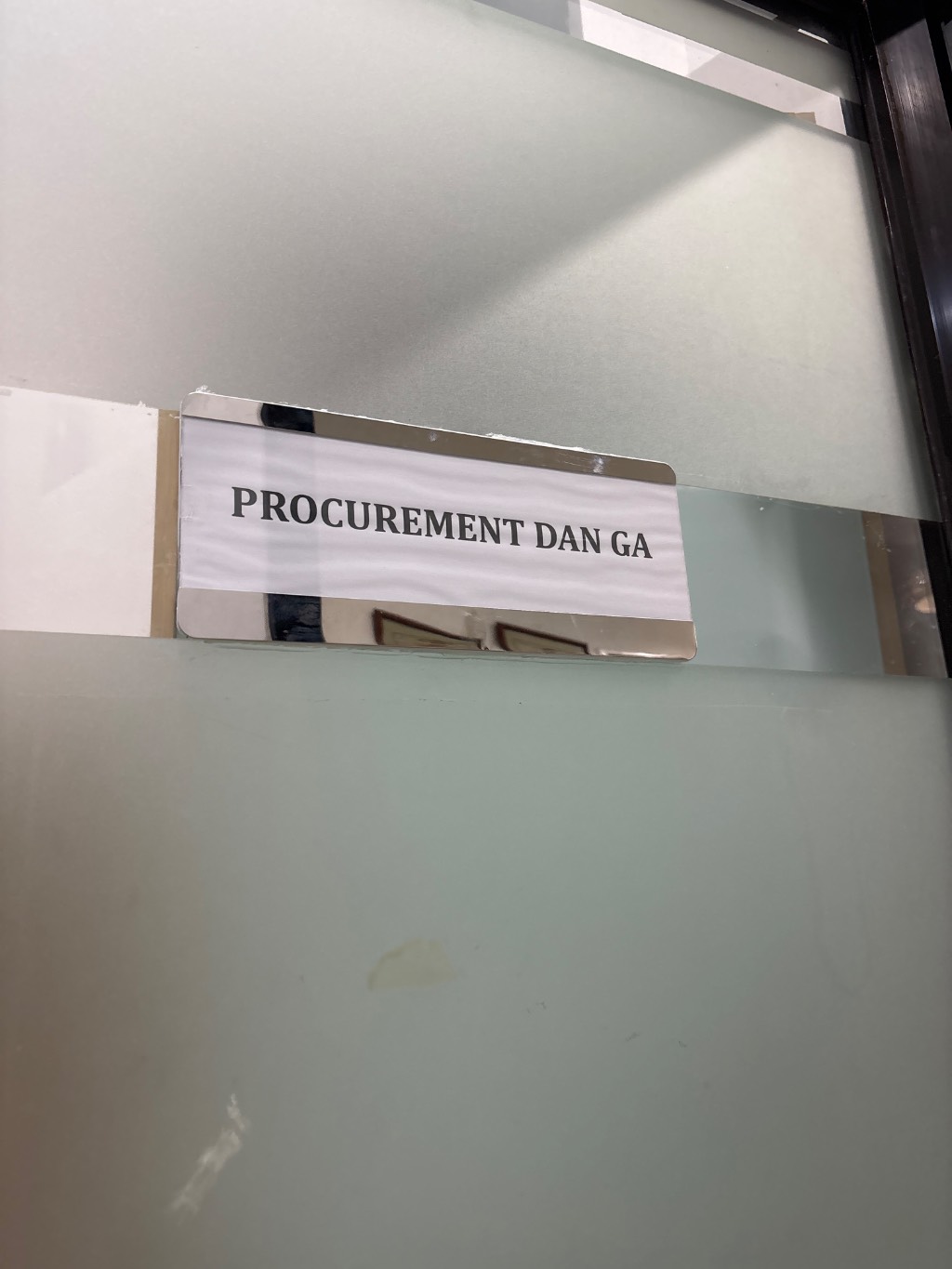 Papan pintu aklirik